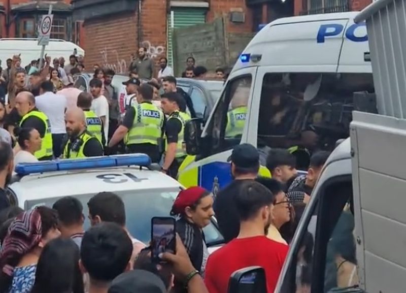 Scandal monstru între români și autorități în UK! Mașini de poliție răsturnate și zeci de oameni ai legii care au intervenit