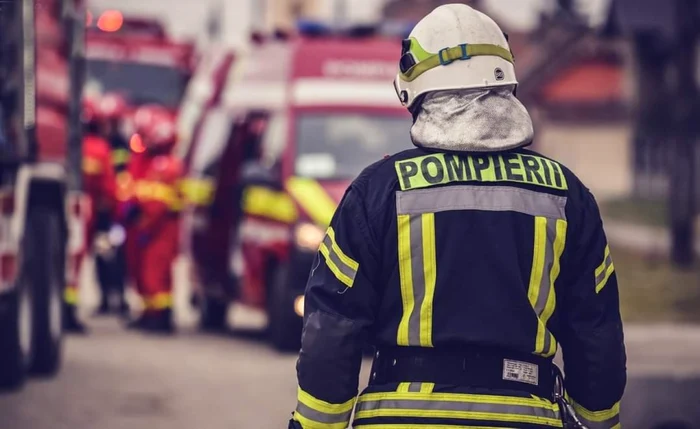 Misiune de salvare în județul Iași! Pompierii încearcă să ajute un vițel care a căzut într-o fosă