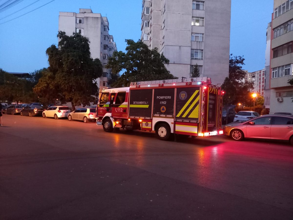 Misiune de salvare pentru pompierii ieșeni! Un porumbel s-a blocat la nivelul etajului 2 al unui bloc de locuințe