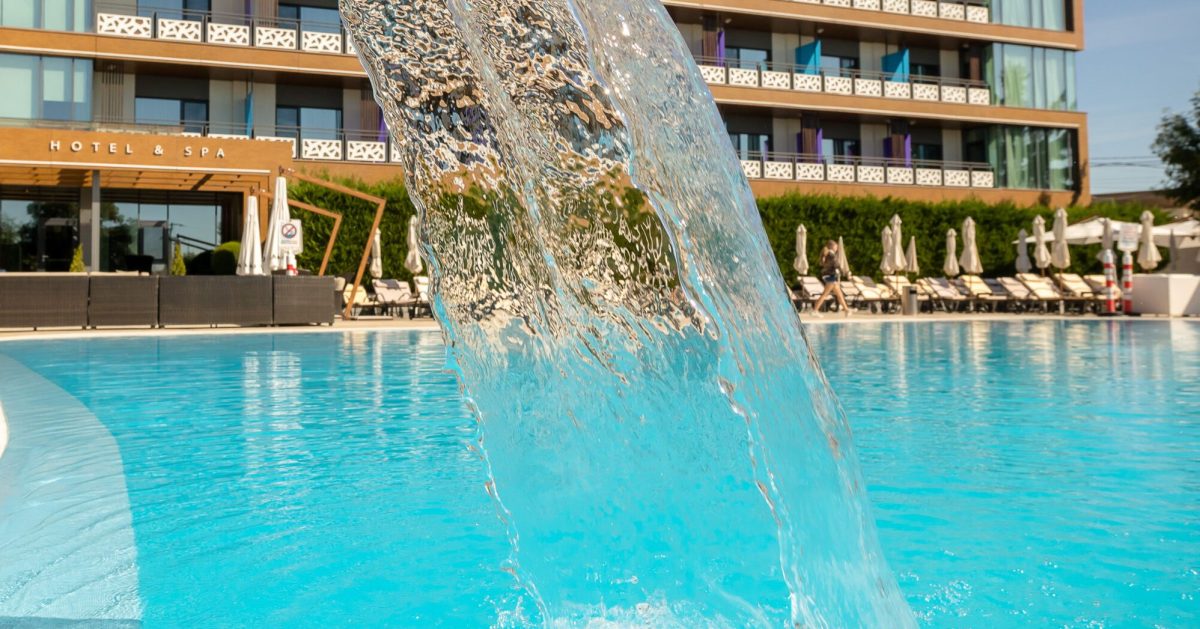 Cum îți dai seama că e prea mult clor în apa din piscină: Experții ne explică pas cu pas