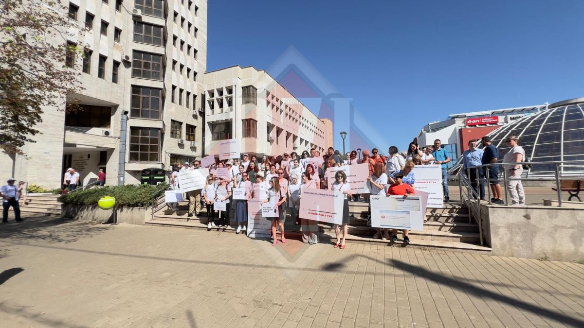 Protest la Iași! Zeci de persoane scandează în fața ANAF – UPDATE