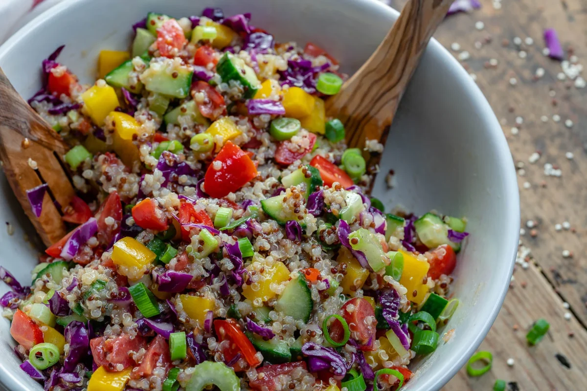 Quinoa cu legume, o rețetă simplă ce nu ar trebui să lipsească din nicio dietă