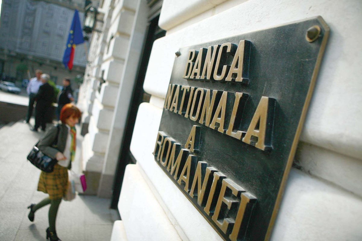 Criză economică? BNR are peste 2.000 de angajați și oferă salarii cu 50% mai mari decât pe piața de profil