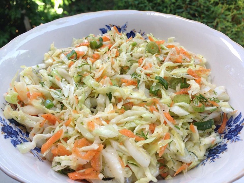 Salată de varză cu morcov pentru iarnă: un deliciu conservat pentru sezonul rece