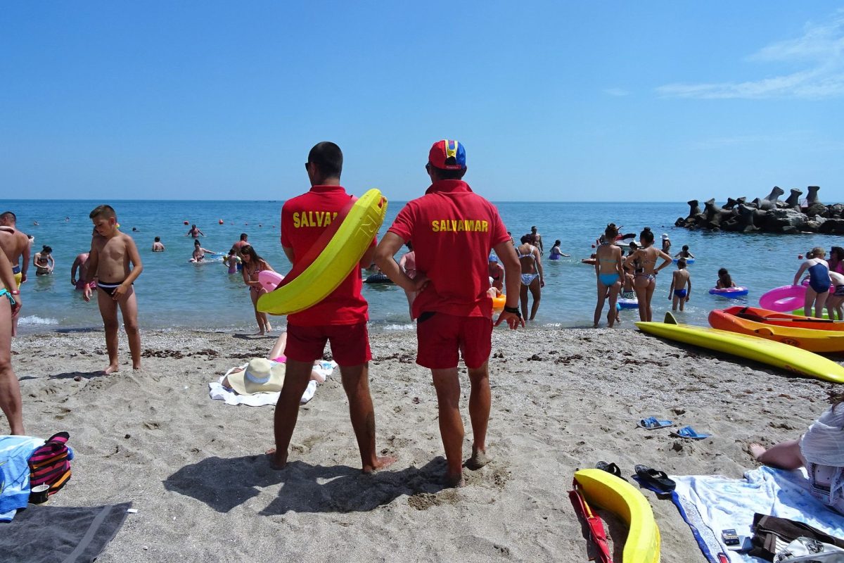 Iată ce salariu are un salvamar pe plajele din România. Suma este una mică