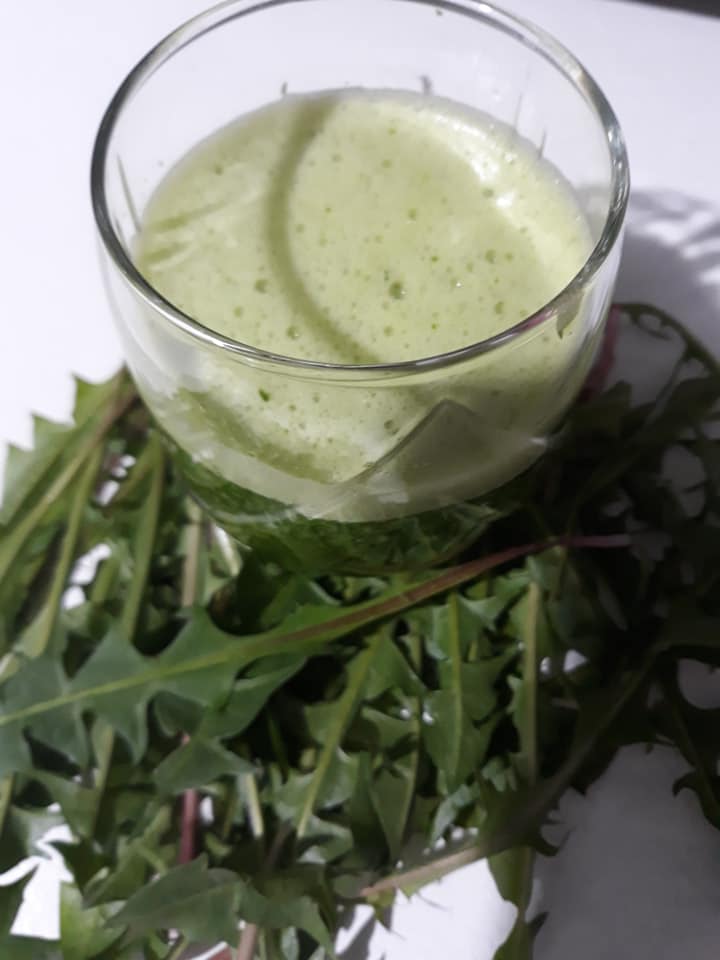 Smoothie verde cu flori de păpădie. Un puternic antioxidant!