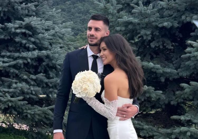 Stâlpul apărării echipei naționale s-a căsătorit! Cine este și cu ce se ocupă superba lui soție – FOTO