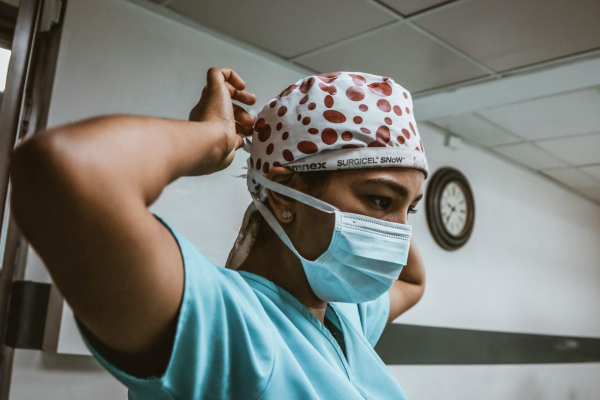 Ești student la medicină și trebuie să îți alegi prima ta uniforma? Top cinci aspecte de care trebuie să ții cont