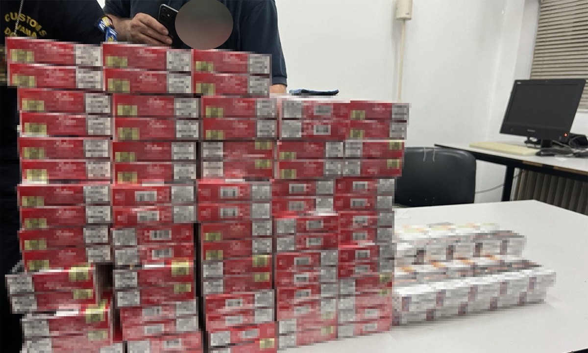 Ţigări de contrabandă, ascunse sub capota unui autoturism. confiscate la frontieră
