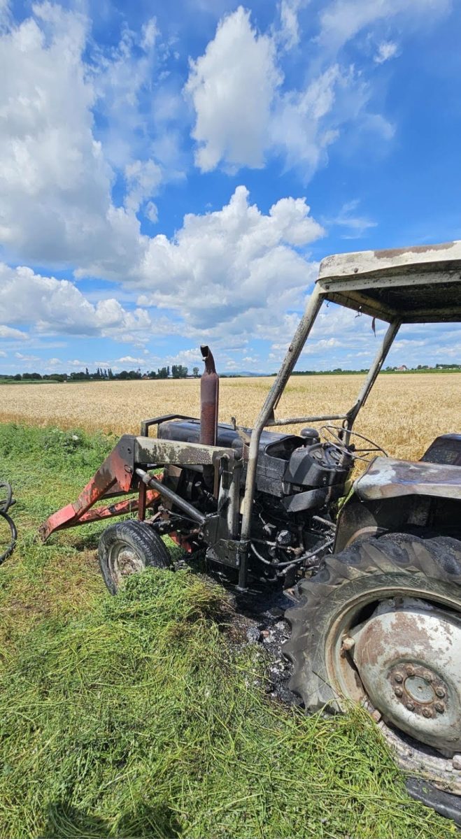 Un tractor a luat foc pe câmp într-o comună din Neamț