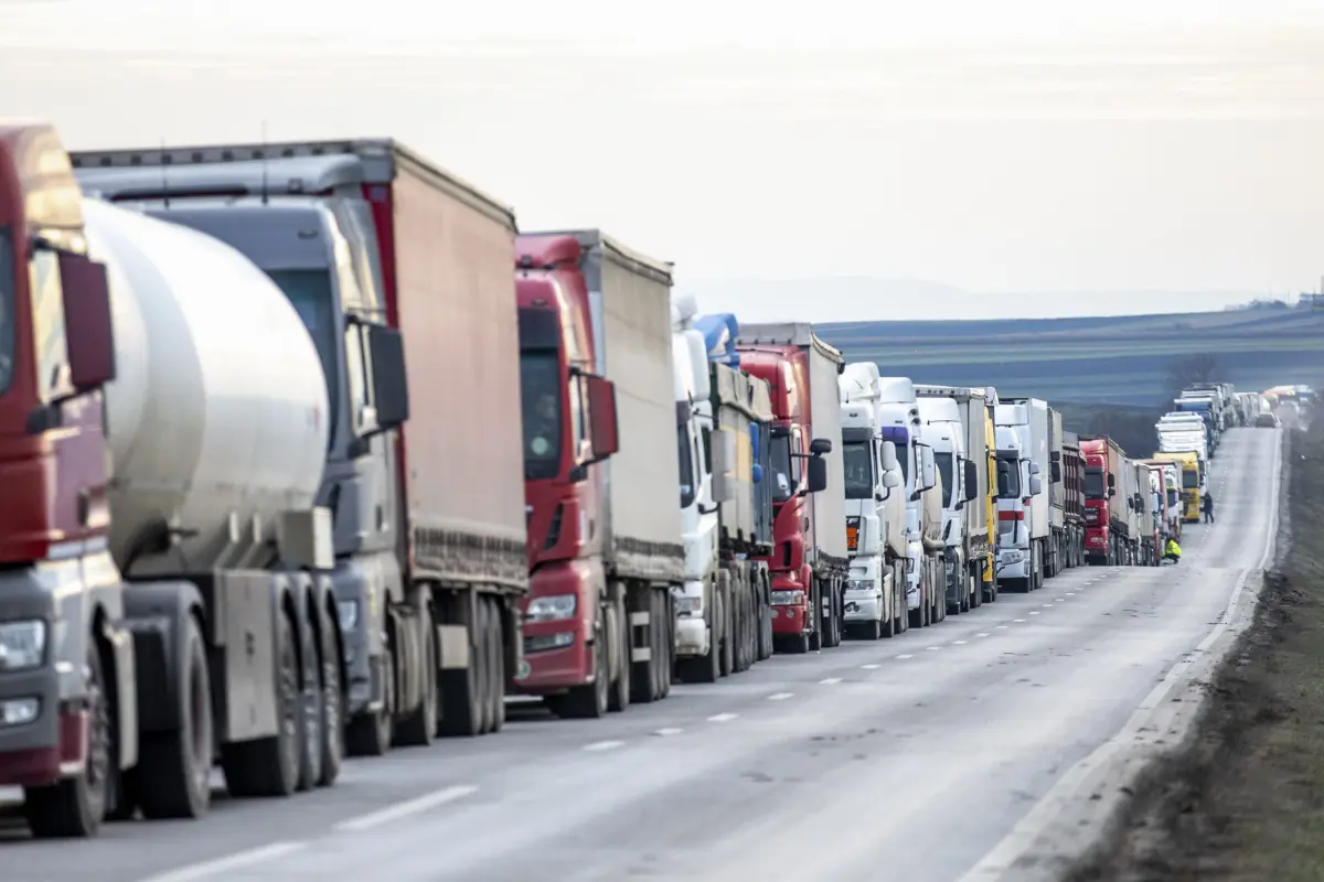 Reprezentanţii FORT semnalează abordarea Comisiei Europene potrivit căreia transportatorii ucraineni nu mai pot fi opriţi nici la vamă, nici în trafic. „Încalcă grav Constituţia României”
