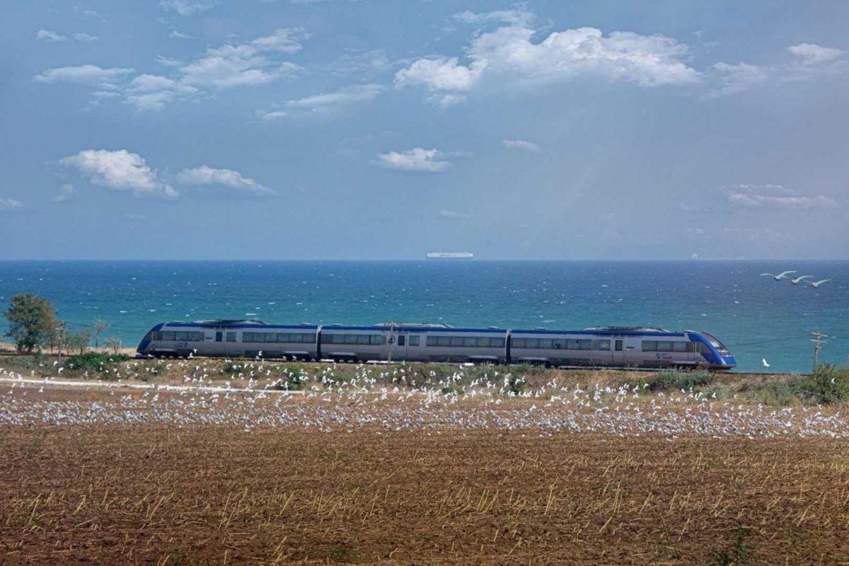 Trenurile ce duc mii de români spre mare, oprite temporar. Care este cauza