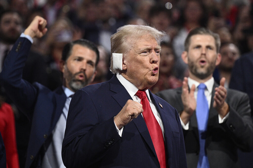 Controversă privind tentativa de asasinat a lui Trump. Directorul FBI nu e foarte sigur că acesta ar fi fost lovit de un glonţ