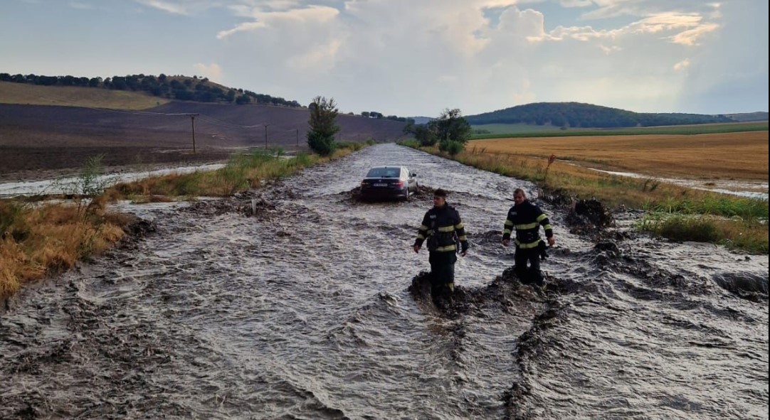 O viitură a surprins 12 autoturisme și un microbuz. Circulația pe DN 22D este blocată