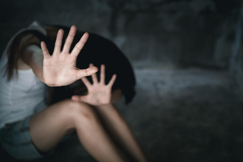 Un bărbat a violat-o pe fiica bolnavă a partenerei sale și a lăsat-o însărcinată