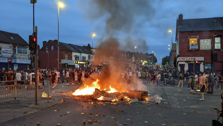 Premierul britanic Keir Starmen a condamnat „violentețe șocante și rușinoase” din Leeds, unde mai mulți români au pornit o revoltă