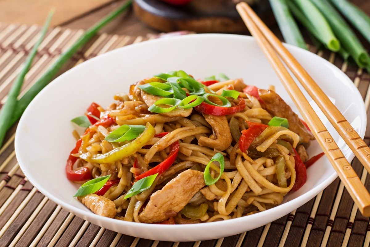Pui cu legume și tăiței de orez în stil asiatic! Cum să „muți” restaurantul chinezesc la tine acasă!