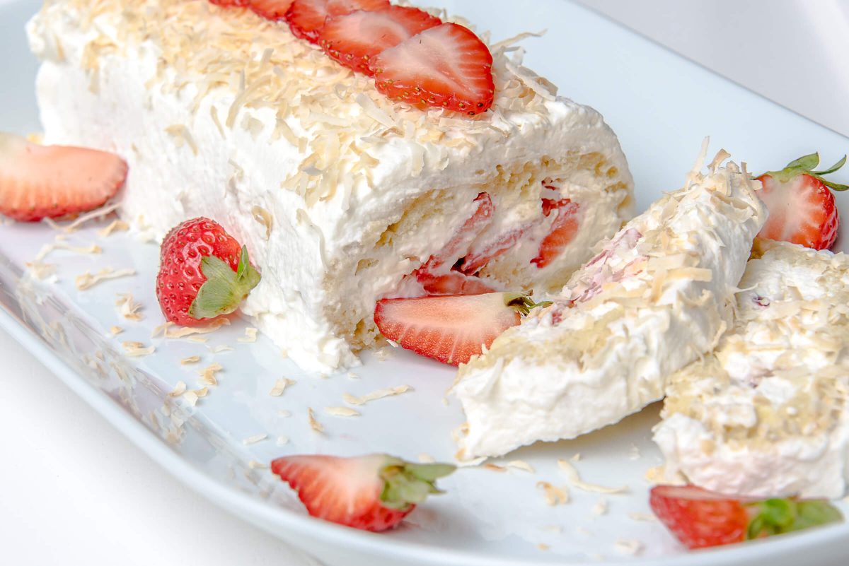 Cea mai cremoasă ruladă cu cocos și căpșuni. Un desert de vară care vă satisface pofta de dulce!