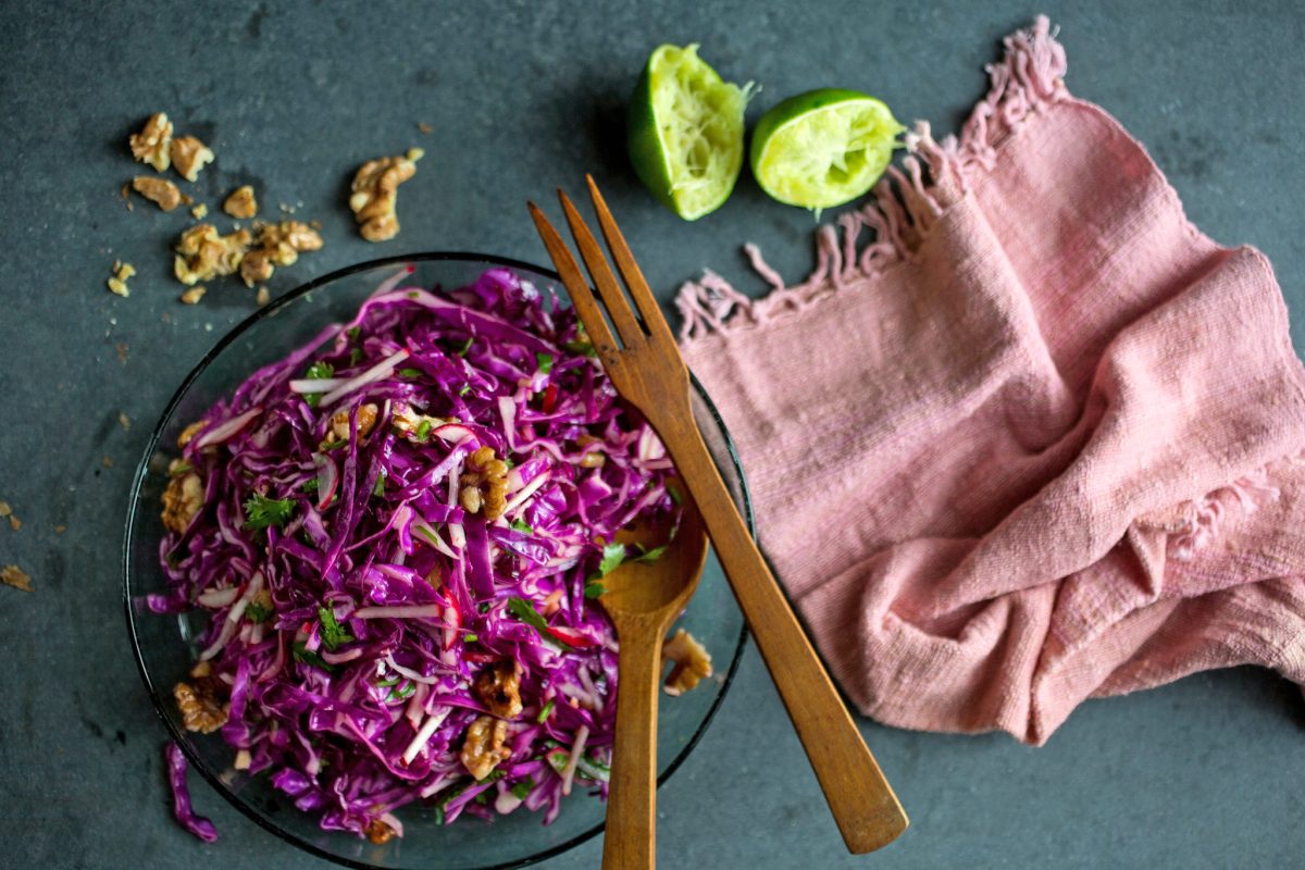 Salata de varză roșie, o explozie de culoare și gust pentru o sănătate de fier!