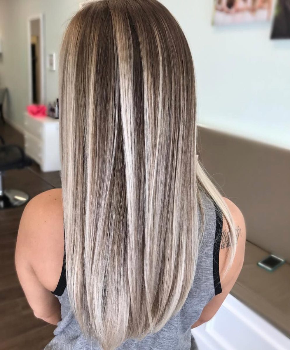 Șuvițe blonde pe păr șaten: un mix de eleganță și modernitate