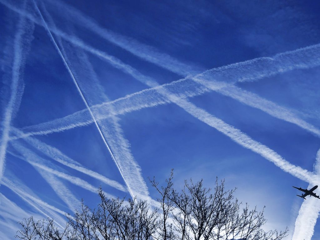 Ce sunt acele urme lăsate de avion pe cer? Explicația pe care o caută multe persoane