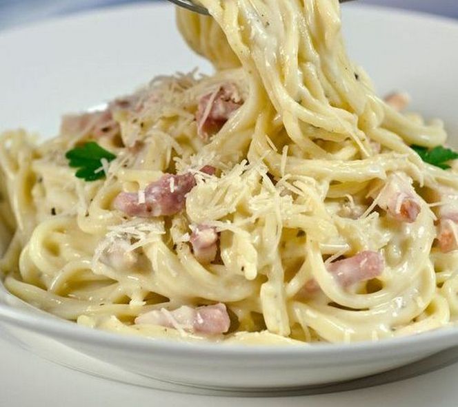 Rețeta clasică italiană de paste cu sos alb