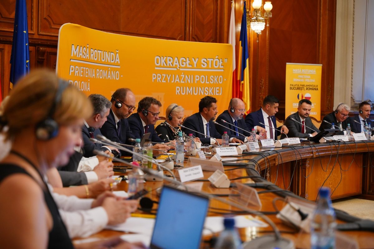 Masă Rotundă „Prietenia Româno-Polonă” la Parlament. George Simion: „Refuz să accept statutul de cetățeni de mâna a doua din Europa”