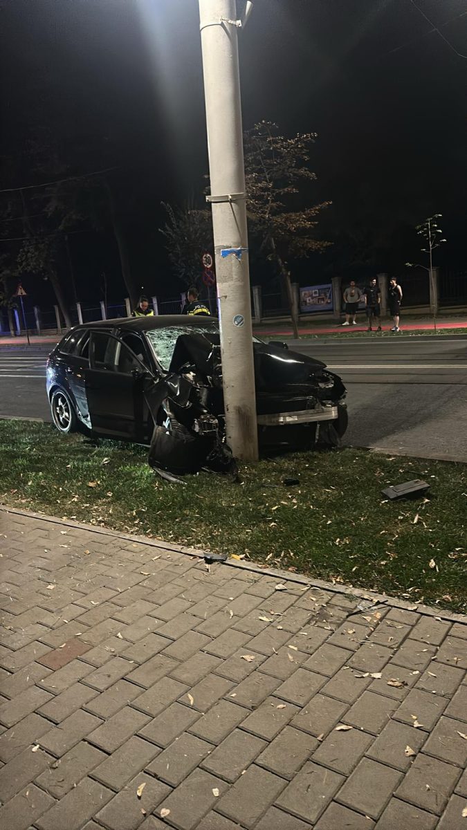 Accident rutier în Super Copou! Un autoturism a pierdut controlul și a intrat într-un stâlp de electricitate – FOTO, VIDEO
