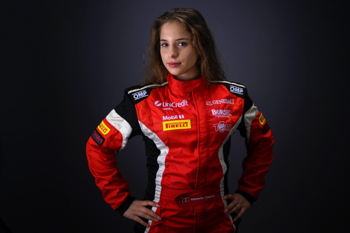 La doar 18 ani, face furori în lumea curselor cu mașini! Alexandra se va duela cu cei mai buni piloți din motorsport la Raliul Iașului: „Vreau să depășesc rezultatele tatălui meu”