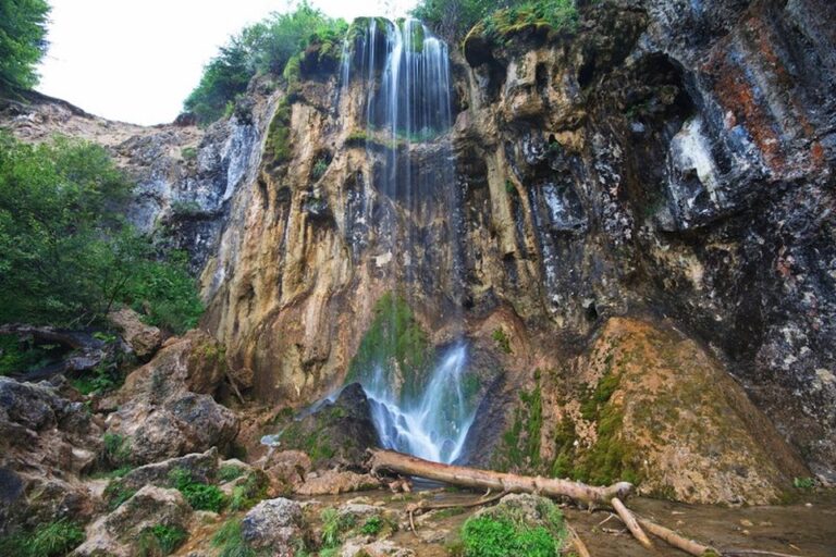 Cascada Pișoaia, una dintre cele mai frumoase obiective turistice din Apuseni!