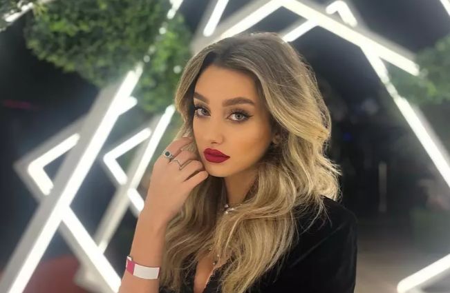 Daria Crișan, în ipostaze fierbinți la piscină! Cu cine se iubește fiica marelui Cătălin Crișan