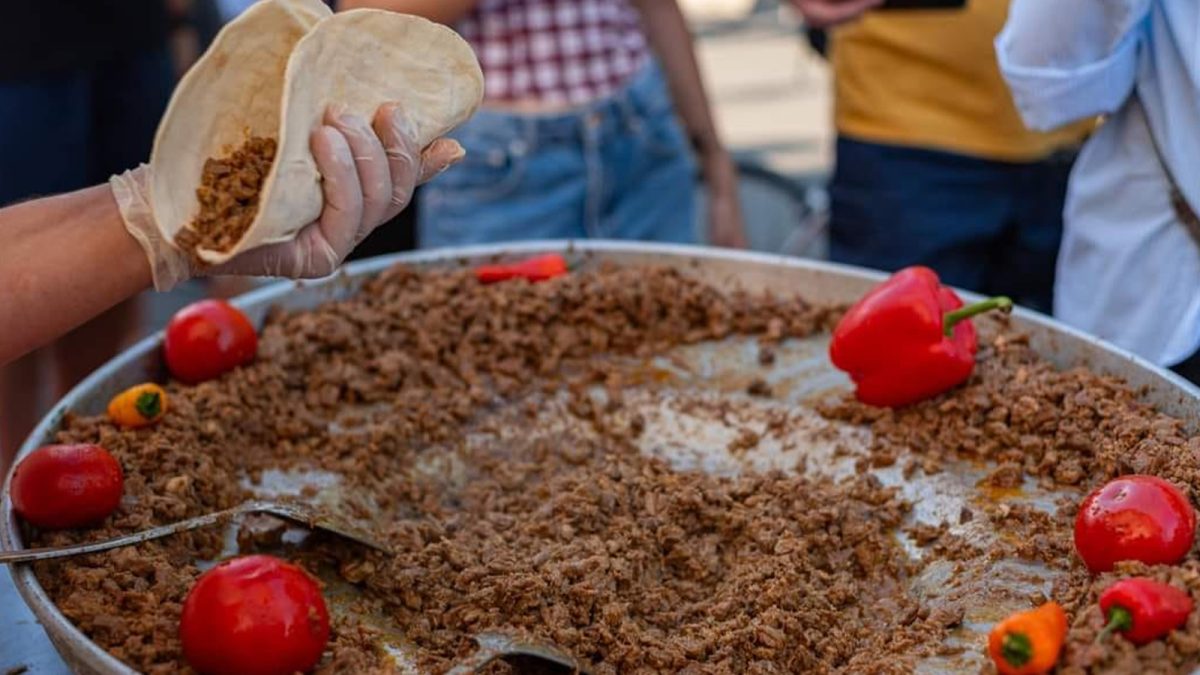 Delicii culinare turcești în Parcul Expoziției! Ieșenii se pot bucura de o gamă variată de preparate tradiționale, dar pot face și o faptă bună, fiind un eveniment caritabil