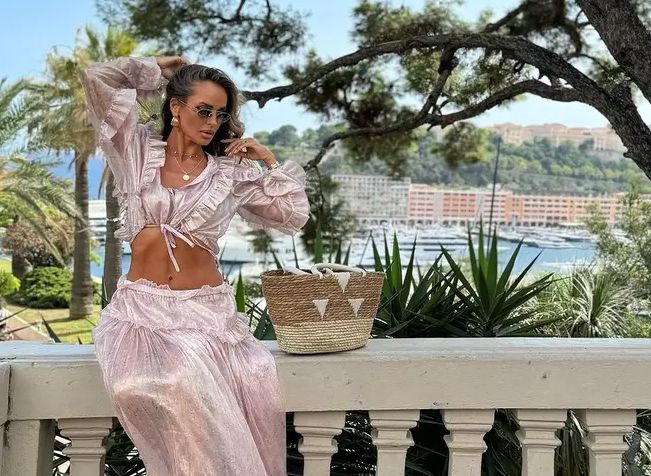 Diana Munteanu, pictorial provocator la plajă, la 45 de ani! S-a fotografiat în costum de baie și i-a înnebunit pe fani!