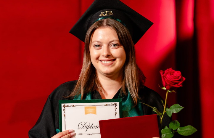 Petronela este și mamă, și tată pentru cei 4 frați! În urmă cu doi ani, au ajuns sub tutela ei, iar dorința imensă de a ajunge departe în viață, o poate ajuta să devină un avocat foarte bun – FOTO