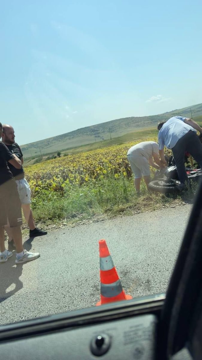 Accident rutier grav la Iași! O tânără care conducea o motocicleta a intrat în coliziune cu un TIR. Traficul este blocat pe Drumul european – EXCLUSIV, FOTO, UPDATE