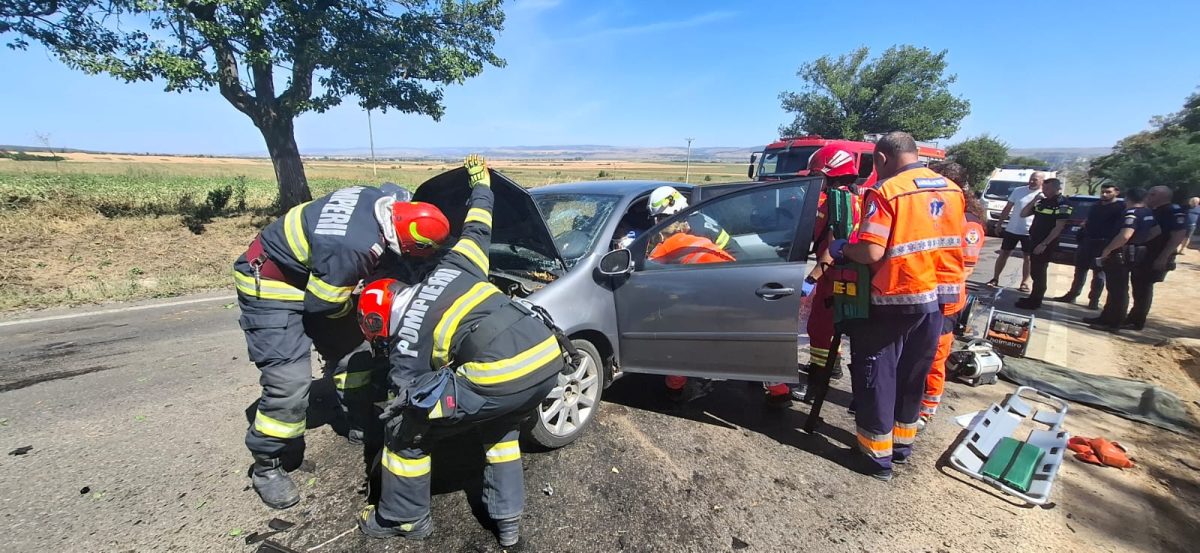 Accident rutier la Gâștești, Pașcani. Un autoturism a intrat într-un copac