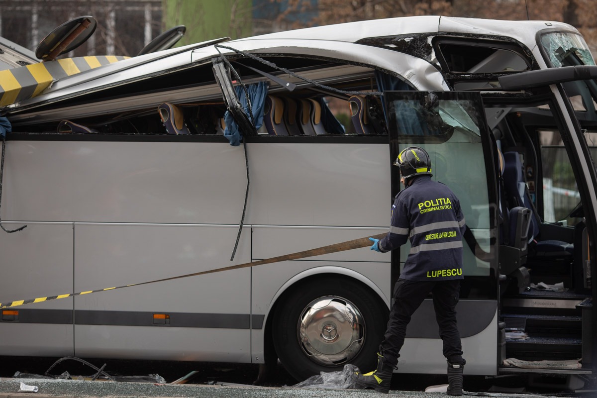 Accident între un microbuz și un autocar, cu 37 de persoane implicate! Autorităţile au activat Planul Roşu de Intervenţie