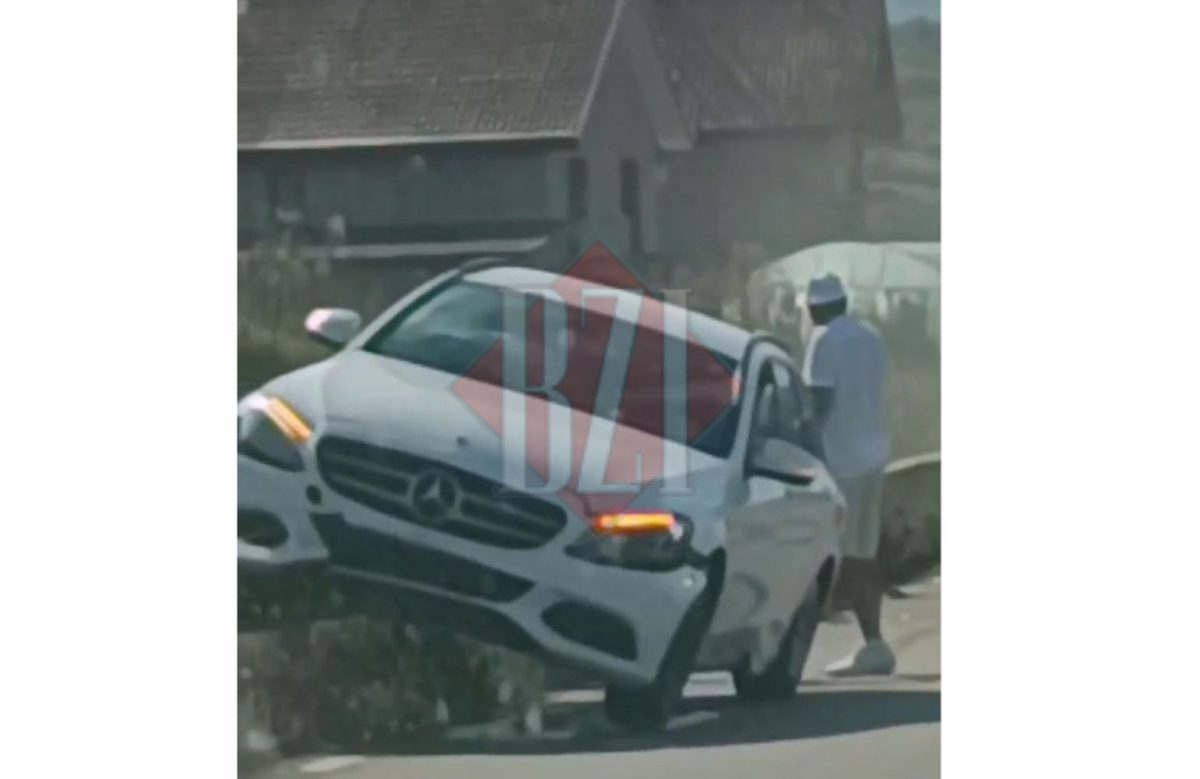 Accident rutier în județul Iași. Un Mercedes s-a urcat pe un parapet, la Costuleni