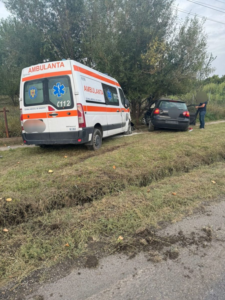 Accident rutier în județul Galați. O ambulanță aflată în misiune a fost implicată într-un incident în localitatea Vameș