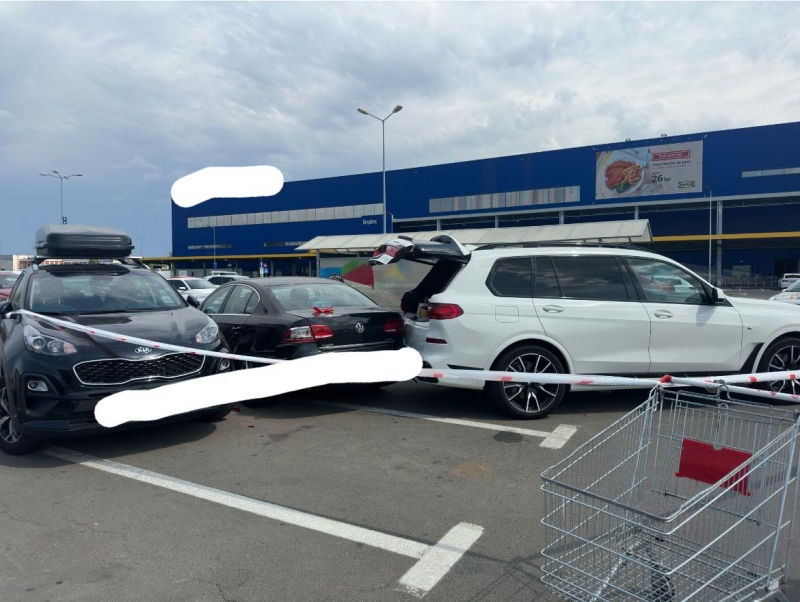 Incident terifiant într-o parcare! Un copil de 6 ani a trecut cu mașina peste mama sa
