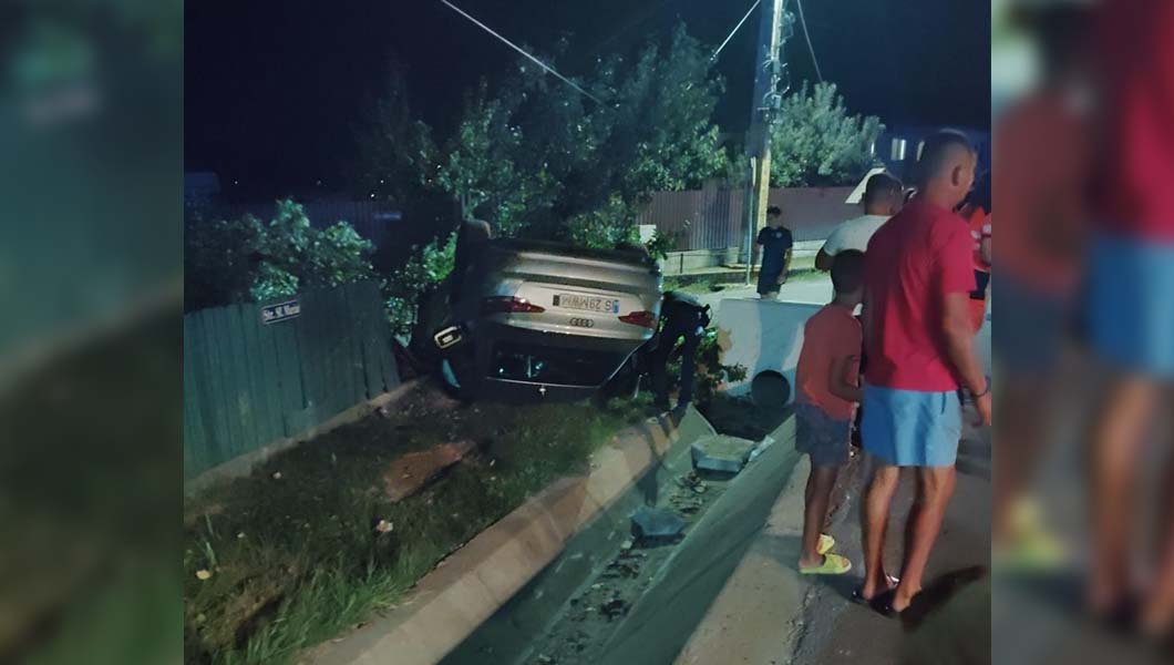 Accident rutier în Bârnova. Un autoturism s-a răsturnat, şoferul era băut