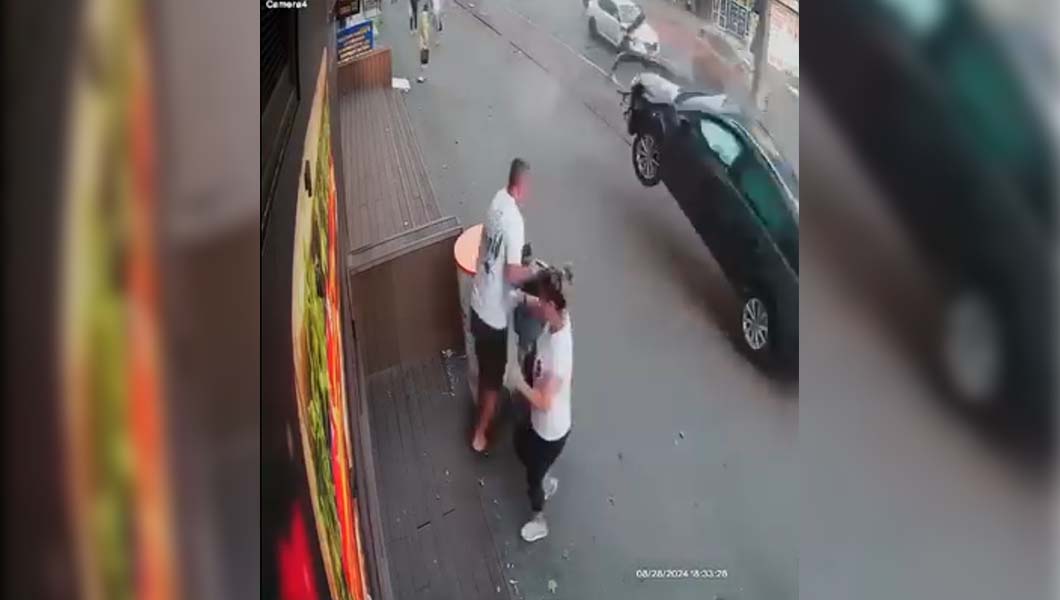 Imagini incredibile! Iată cum reacționează un tată când o mașină scăpată de sub control se îndrepta spre căruțul în care se afla copilul său. O tragedie a fost evitată la milimetru