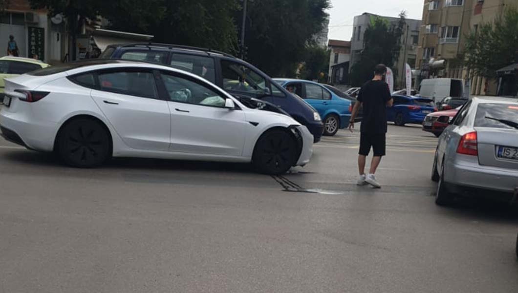 Accident rutier în Nicolina! O Tesla a fost lovită de un șofer care nu a acordat prioritate. Iată momentul impactului
