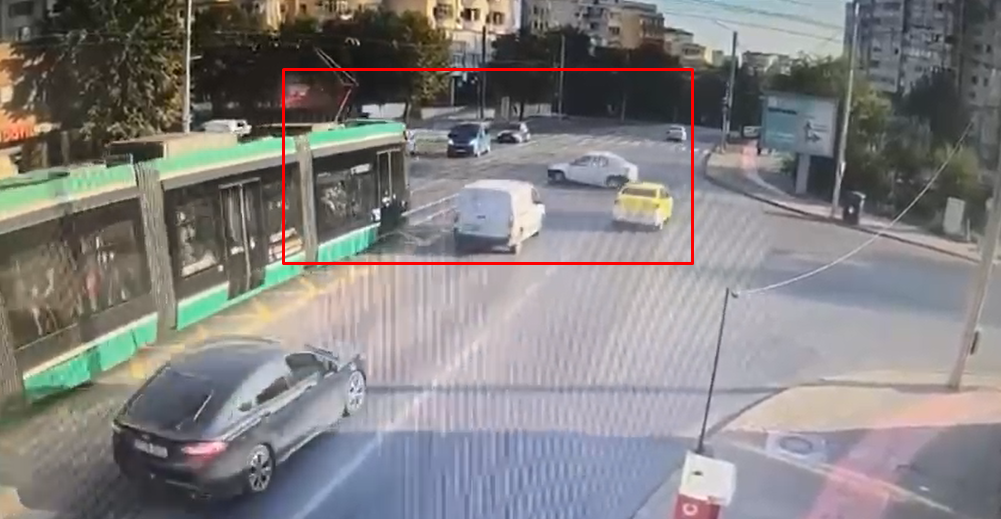 Iată momentul producerii accidentului din Nicolina. Tramvaiul lovește un autoturism – UPDATE