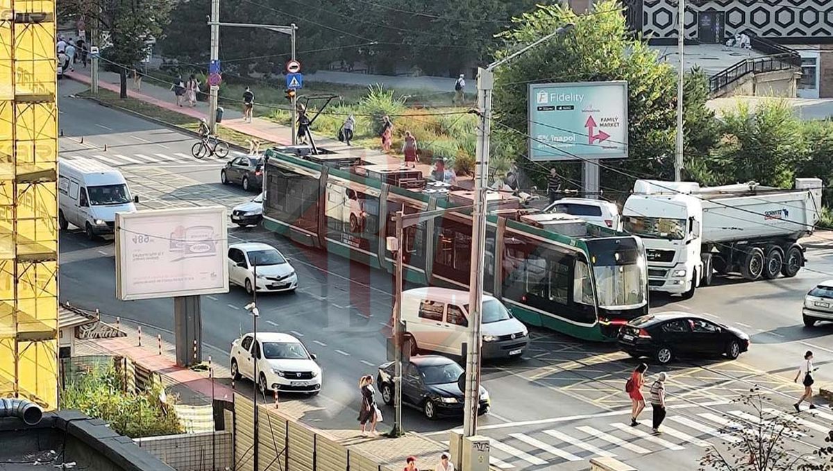 Accident rutier în Nicolina. Un tramvai și un autoturism au fost implicate