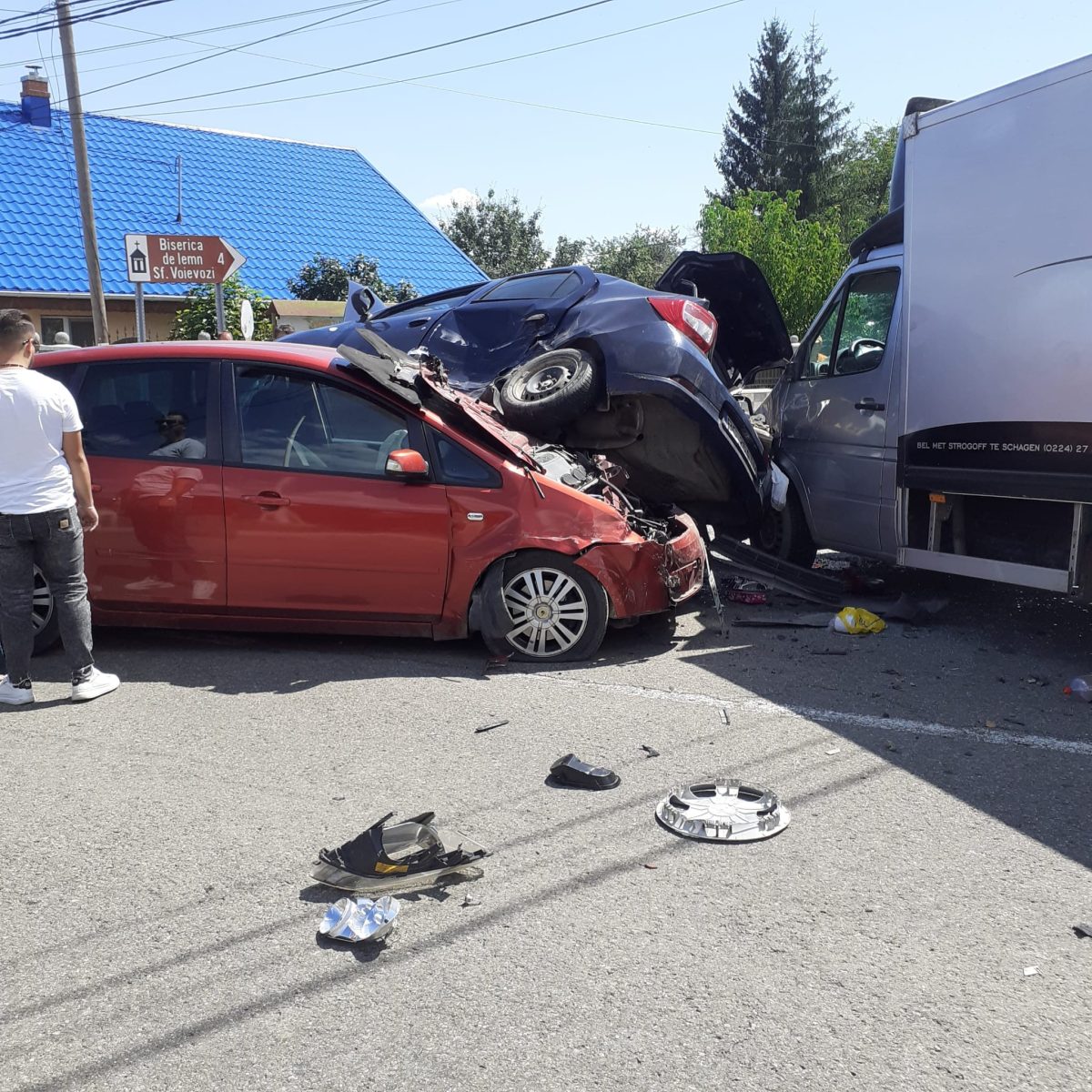Accident rutier în Neamț. Trei vehicule sunt implicate