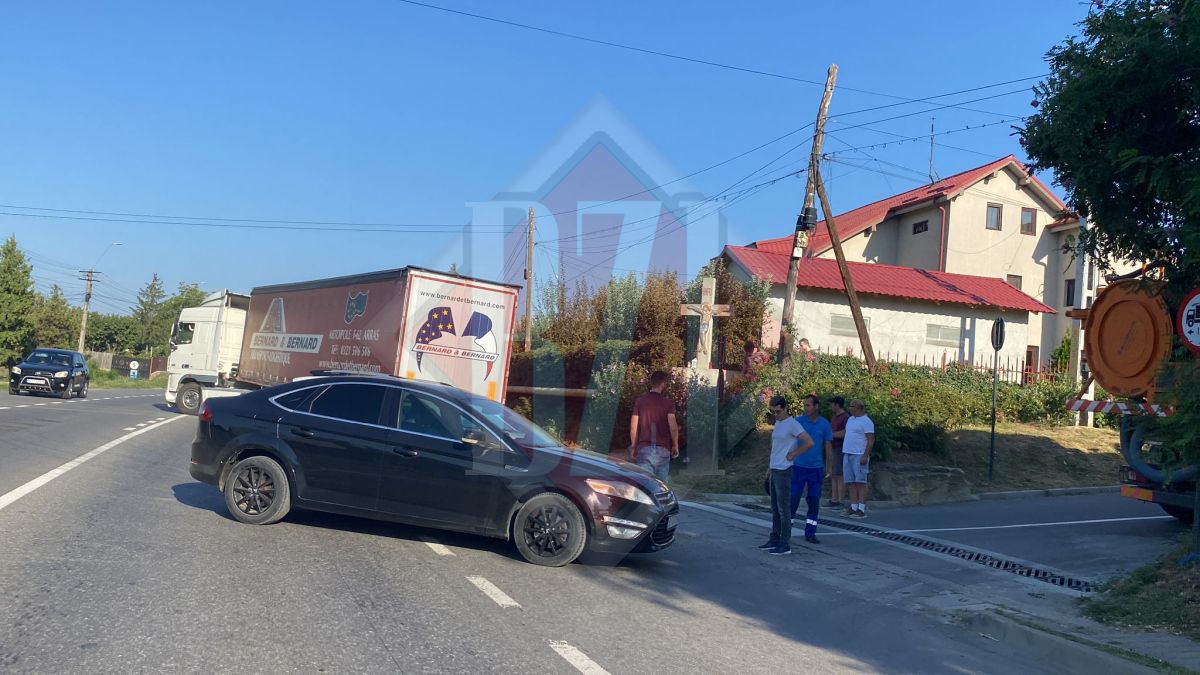 Accident rutier la ieșire din Podu Iloaiei. Două autoturisme au intrat în coliziune