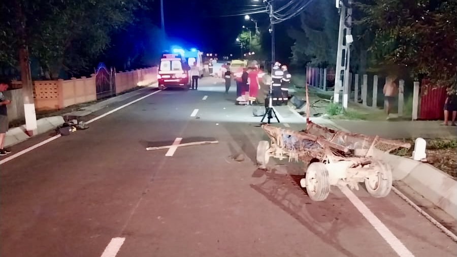 Imagini de după accidentul rutier mortal de la Scobinți: lumânări și bălți de sânge! Cei doi bărbați au murit pe loc după ce au fost izbiți în plin. „De ce nu au băut bere acasă?  – FOTO-VIDEO