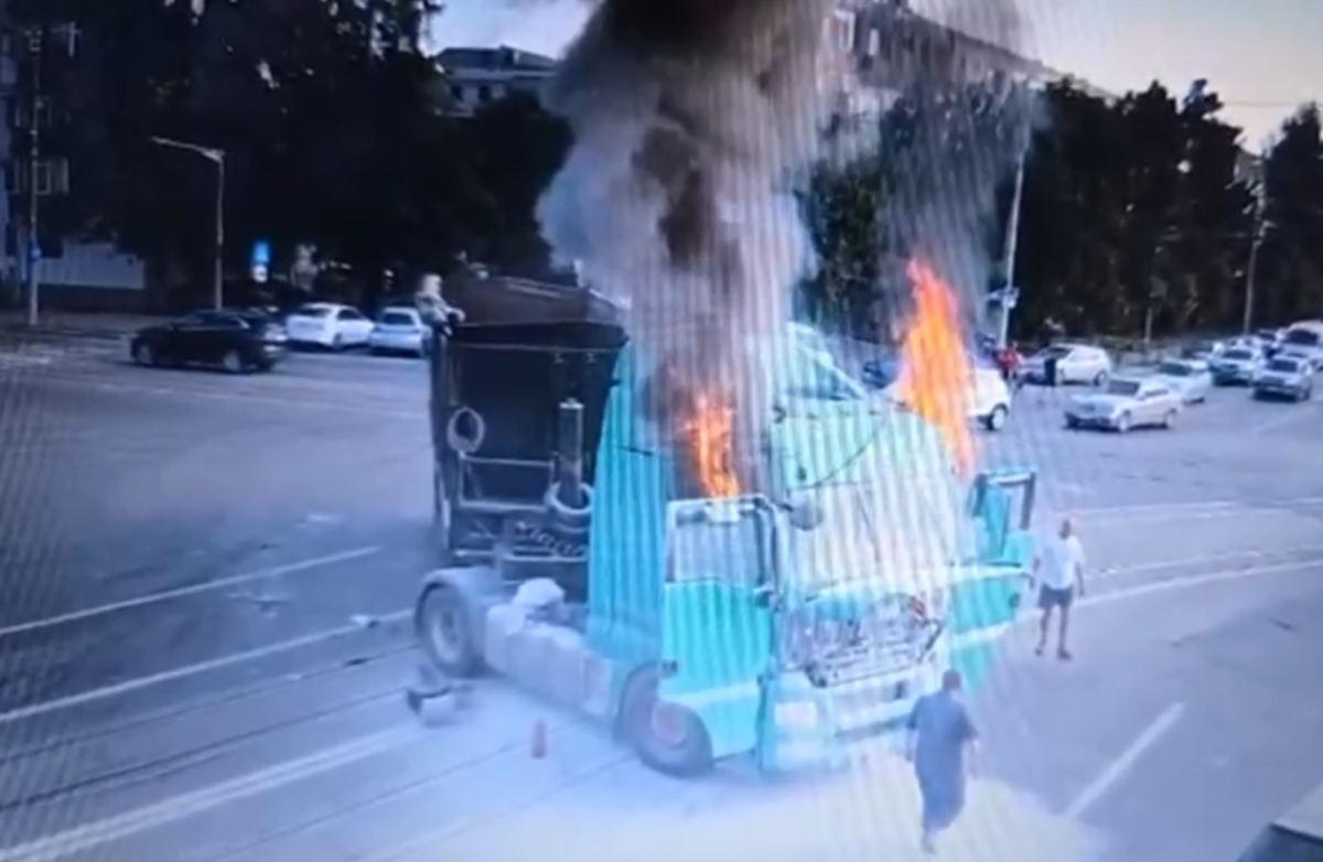 Accident rutier la Iași! Un TIR a luat foc după ce a fost izbit de un autoturism. Iată momentul impactului – UPDATE
