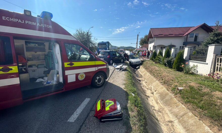 Un autocar în care erau 39 de elevi a fost implicat într-un accident